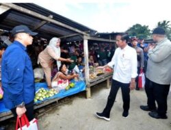 Presiden Jokowi Membelah “Lautan” Antusiasme di Pasar Laino Raha, Muna