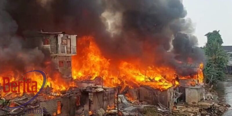 Kebakaran Hebat di Manggarai: Warga Mengungsi di Stasiun, Penumpang Diminta Waspada