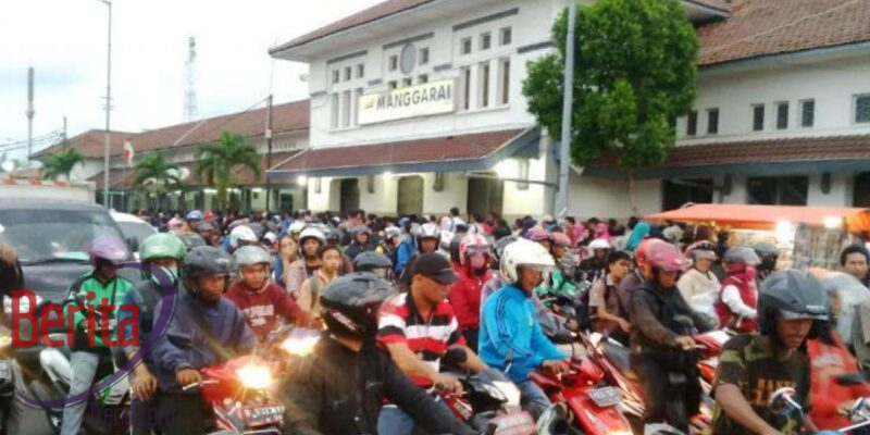 Kemacetan Parah Melanda Stasiun Manggarai Akibat Kebakaran Hebat