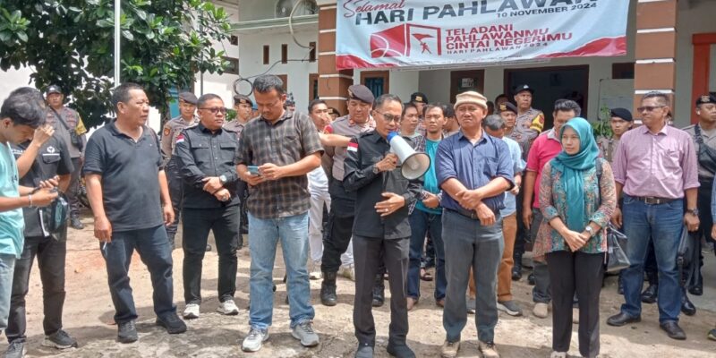 Demo Tim Kemenangan Kadapi-Cik Raden Desak Bawaslu