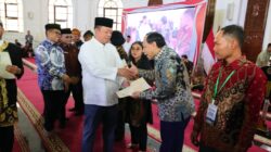 Menteri ATR/BPN Nusron Wahid Serahkan Sertipikat untuk Untirta