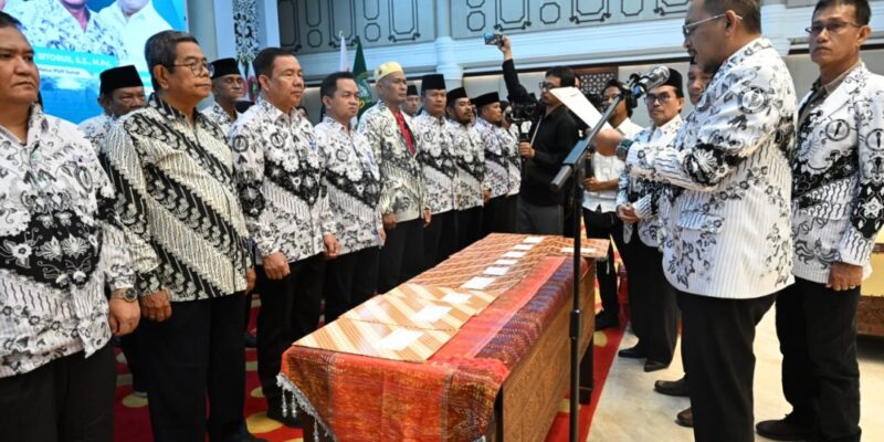 Ilyas Sitorus Lantik Pengurus PGRI Sumut 2024-2029