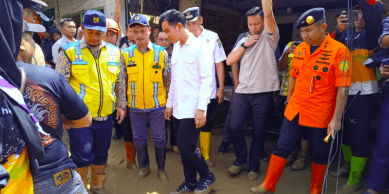 Gibran Cek Lokasi Terdampak Banjir di Perum PGP Bekasi