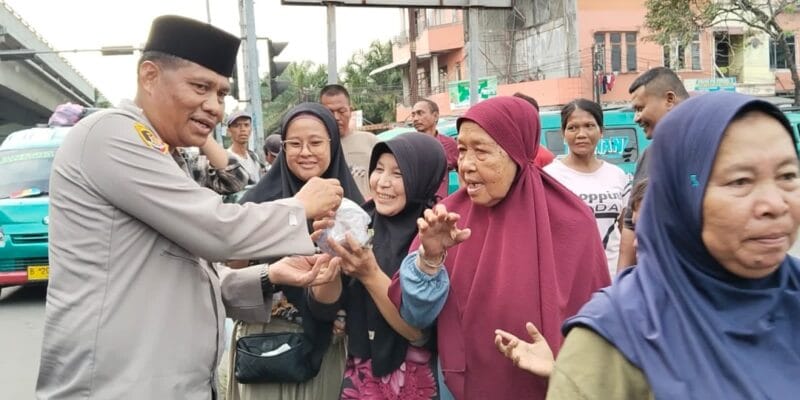 Berbagi Takjil, Merajut Kedekatan: Polsek Patumbak Wujudkan Ramadan Penuh Berkah