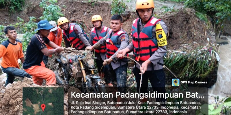 Brimob Polda Sumut Gerak Cepat Bersihkan Longsor di Padang Sidempuan, Jalan Kembali Normal!